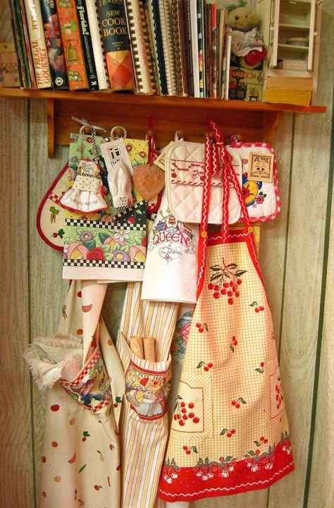 Apron Display, Decoration Candles, Mary Englebreit, Vintage Kitchen Utensils, Vintage Aprons, Decorating Bathroom, Vintage Kitchens, Mary Mary, Mary Engelbreit