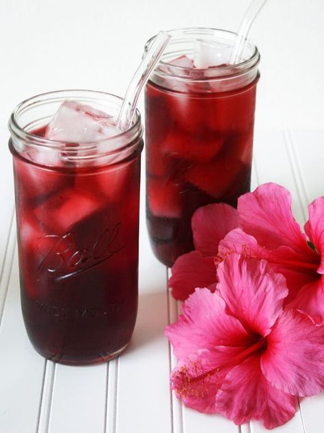 Jamaica Juice, Jamaica Drink, Hibiscus Drink, Floral Drink, Japanese Drinks, Large Glass Jars, Spanish Recipes, Popular Drinks, Health Food Store