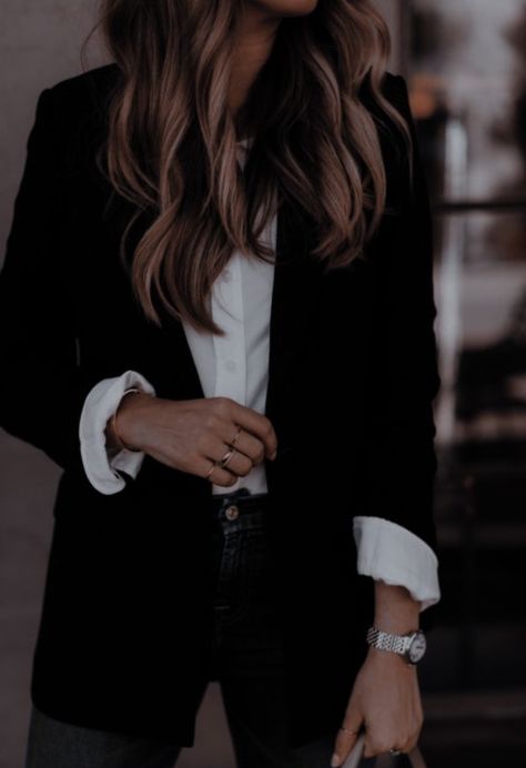 Detective Outfit, Female Detective, Woman In Suit, Chique Outfit, Jolie Photo, Mom Outfits, Boss Lady, Classy Outfits, Business Women