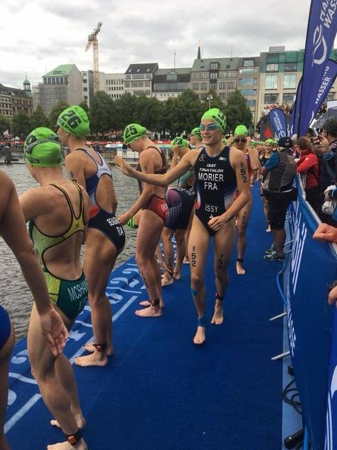 Triathlon Women Aesthetic, Hybrid Athlete Aesthetic, Triathlete Women, Triathlon Aesthetic, Women Triathlon, Hybrid Athlete, Triathlon Inspiration, Triathlon Women, Triathlon Motivation