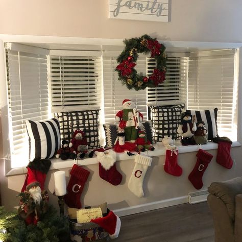 Window Bench Christmas Decor, Window Seat Christmas Decor, Christmas Bay Window Ideas, Christmas Decor For Bay Window, Decorate Bay Window For Christmas, Bench Christmas Decor, Christmas Window Seat, Christmas Garland Bay Window, Bay Window Christmas Decor