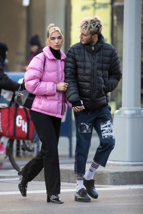 Dua Lipa And Anwar Hadid, Anwar Hadid, Outfits Sporty, Celebrity Shoes, Chic Winter Style, Middle Eastern Fashion, Nelly Furtado, Parka Style, Mod Fashion