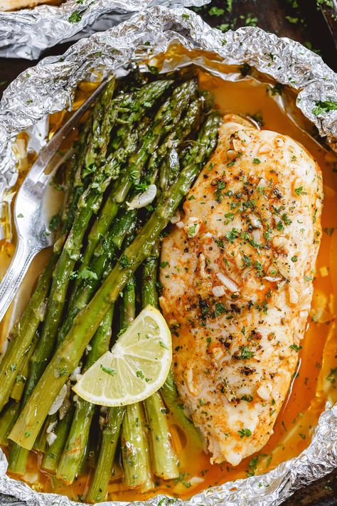 Baked Chicken in Foil Recipe with Asparagus - #chicken #foil-packets #recipe #eatwell101 - These baked garlic butter chicken foil packets are just so easy and so delicious! - #recipe by #eatwell101® Chicken In Oven, Chicken In Foil, Chicken Packets, Easy Asparagus, Pan Keto, Chicken Foil Packets, Summer Chicken, Foil Dinners, Dinners Recipes