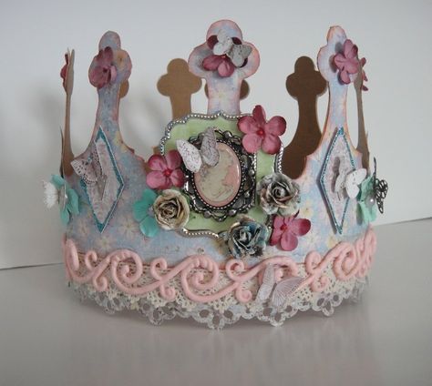 A Crown fit for a princess - Maja Design Burger King Crown, Senior Year Diy, Spring Basics, Senior Crowns, Crown Template, Senior Crown, Crown Aesthetic, 20th Birthday Party, Diy Crown