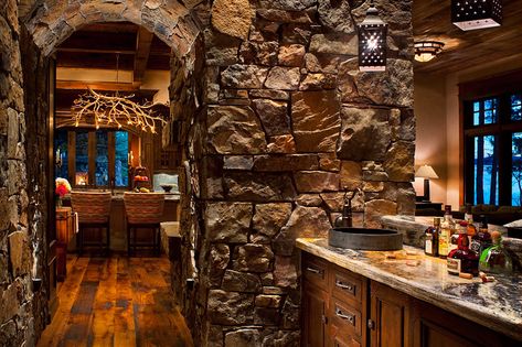 Casa Hobbit, Rustic Bar, Casas Coloniales, Stone Kitchen, Hunting Lodge, Stone Walls, Rustic Contemporary, Cabin Homes, Contemporary Bedroom