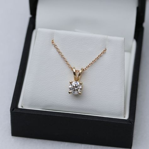 Solitaire Pendant Design, Chain Pendant Designs Gold, Diamond Pendant Set, Solitaire Diamond Pendant, Diamond Pendants Designs, Gold Chain Design, Jewelry Set Design, Gold Jewelry Stores, Gold Pendant Jewelry