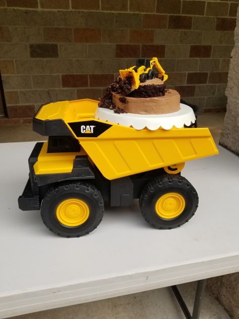 Mini chocolate smash cake in a dump truck. Dump Truck Cake Ideas, Dumptruck Birthday Cake, Dump Truck Birthday Party Ideas Cake, Dump Truck Smash Cake, Dump Truck Cakes, Dump Truck, Cake Smash, Custom Cakes, Toy Car