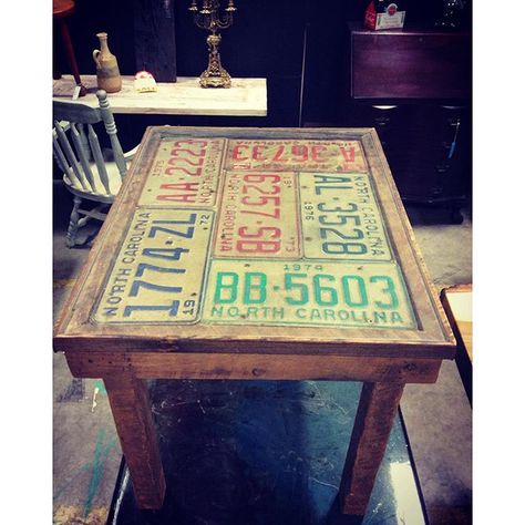 License Plate Table Top, Old License Plates, Car Furniture, Office Man, Man Office, Room Design Modern, Plate Display, Entryway Table, Garage Workshop