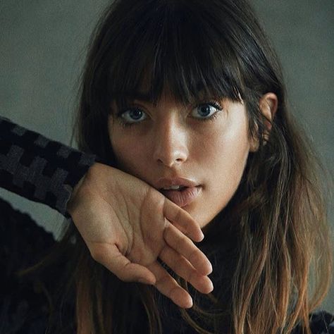 Nella Beljan | Berlin on Instagram: “@louisefollain” Long Hair And Bangs, Academia Hairstyle, How To Cut Bangs, Long Hair With Bangs, Grunge Hair, 인물 사진, Medium Length Hair Cuts, Great Hair, Hairstyles Haircuts