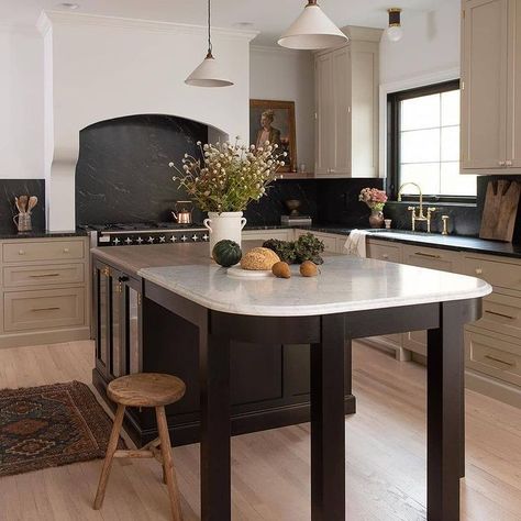 @evelynranney • Instagram photos and videos Gray And White Kitchen, Kitchen Transformation, Kitchen Farmhouse, Grey Kitchens, Kitchen Trends, Large Kitchen, Wood Kitchen, Küchen Design, Home Staging