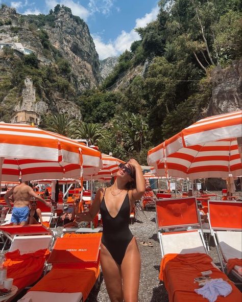 European Beach Club Outfit, Arienzo Beach Club Outfit, Euro Beach Aesthetic, Italy Beach Pictures, Europe Summer Pictures, Arienzo Beach Club Positano, Positano Picture Ideas, Positano Beach Club, Beach Club Photos