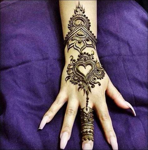 Arabic-Art-heart-mehndi-design Heart Shaped Mehndi Designs- 20 Simple Henna Heart Designs Henne Tattoo, Jagua Henna, Cute Henna, Eid Mehndi Designs, Henna Body Art, Tattoo Henna, Henna Style, Mehndi Images, Pretty Henna Designs