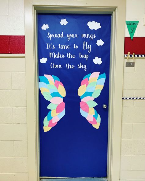 Classroom Welcome Chart, Easy School Door Decorations, Welcome Notice Board School, Look What I Did Board, Cute Classroom Doors, Welcome Back To School Door Decorations, School Reopening Decoration, Welcome Back Doors For School, Class Door Ideas