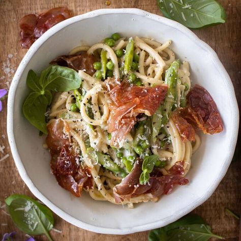 Cacio e Pepe with Spring Veggies and Crispy Prosciutto Recipe | Sur La Table Prosciutto Pasta, Prosciutto Recipes, Crispy Prosciutto, Spring Veggies, Spring Dishes, Asparagus Pasta, Pea Recipes, Garlic Pasta, Easy Pasta Recipes