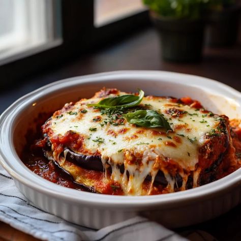 Eggplant Parmesan Recipe: A Classic Italian Comfort Food Italian Main Course, Eggplant Marinara, Eggplant Parmesan Recipe, Eggplant Parmigiana, Crispy Eggplant, Eggplant Recipes Parmesan, Parmesan Recipe, Italian Comfort Food, Gluten Free Bread Crumbs