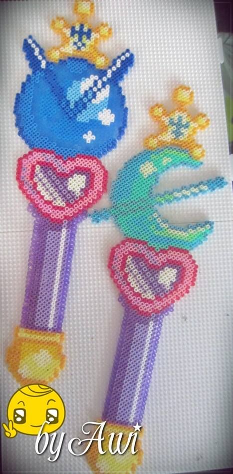 Sailor Uranus & Sailor Neptun Stick Perler (mini) Sailor Moon Wand Perler Beads, Sailor Moon Perler Beads, Sailor Moon Perler, Sailor Moon Crafts, Sailor Moon Wands, Hama Mini, Moon Sailor, Perler Projects, Modele Pixel Art