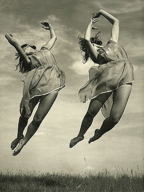 "Swallows" (1930s) by photographer Vladimir Tolman. via art & vintage on flickr Jitterbug, Lindy Hop, Dance Movement, Kunst Inspiration, Foto Vintage, Foto Art, Dance Art, Dance Photography, Foto Inspiration