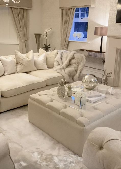 Cosy Living Room Decor, Champagne Living Room, Cosy Living Room Ideas, Room Wall Decoration Ideas, Redo House, Neutral Living Room Decor, Beige Living Room Decor, Silver Living Room, Cozy Contemporary