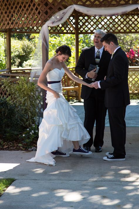 converse wedding Vegas Wedding Dress, Bridal Converse, Dress With Converse, Bride Elegant, Wedding Converse, Green Converse, Outfits With Converse, Sunflower Wedding, Fairy Tale Wedding