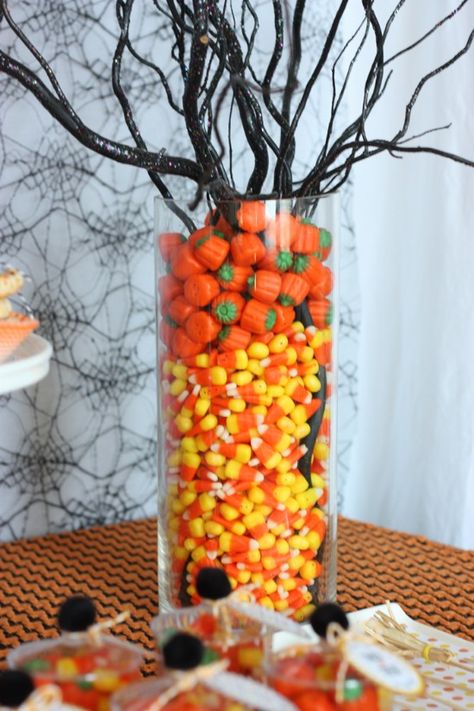 Candy corn and candy pumpkins are all the rage and you can use them to dress up your table. Just add them to a tall glass jar or vase, and add a “tree”. Diy Halloween Dekoration, Dulces Halloween, Halloween Decor Diy, Halloween Centerpiece, Adornos Halloween, Halloween Tattoo, Theme Halloween, Halloween Cupcakes, Baby Shower Fall