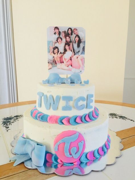 Twice cake K pop / tilted crown confections Twice Themed Cake, Twice Cake Design, Kpop Idol Birthday Cake, Twice Cake Ideas, Twice Birthday Cake, Kpop Cake Ideas, Kpop Idol Birthday, K Pop Cake, Kpop Cake