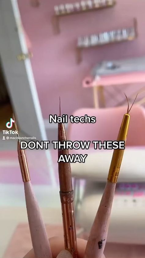 nailpromagazine on Instagram: A little #nailhack for you all from @maciblanchenails 🖌💅🏾 #nails #nail #nailtech #nailsorganize #nailtechs #lifeofanailtech… Nail Art Tools How To Use, Nail Tech Desk Setup Ideas, Nail Station Ideas Small Spaces At Home, Nail Tech Organization Ideas Storage, Mobile Nail Technician Set Up, Nail Tech Organization, Nail Tech Room Ideas Home, Nail Tech Desk Setup, Nail Supply Organization Ideas