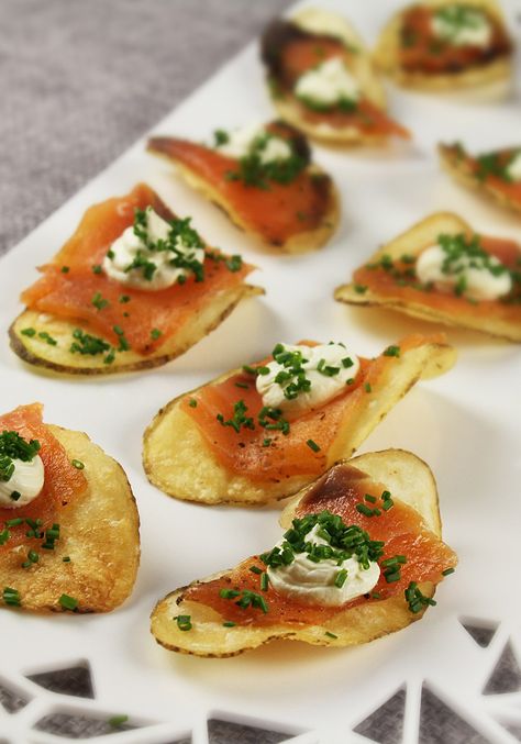 7 Easy Party Dishes That Caterers Keep in Their Arsenal- smoked salmon on potato chips! yum and EASY Snacks For Party Easy, Snacks For Party, Smoked Salmon Appetizer, Salmon Appetizer, Potato Chip Recipes, No Cook Appetizers, Elegant Appetizers, Party Dishes, Appetizer Bites