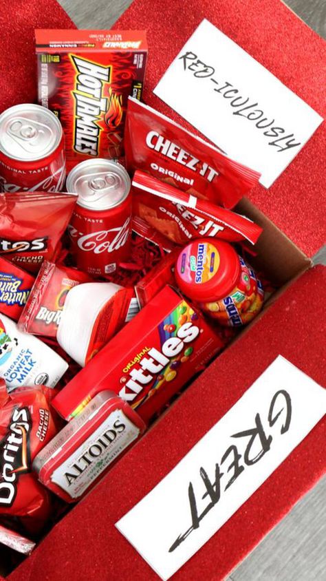 Diy Care Package Ideas, Homemade Gift Boxes, Red Snacks, Gift Box Tutorial, Diy Care Package, Gift Card Bouquet, Care Package Ideas, Homemade Gifts For Boyfriend, How To Make Red