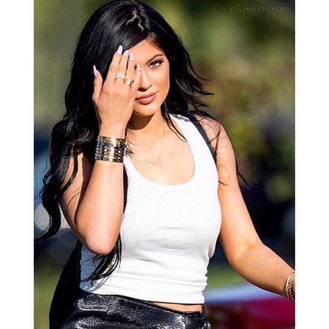 Ordena tu pulsera antes que se agoten!#kyliejenner#musthave#alwaysme1876 Kylie Jenner Cartier Bracelets, Kylie Jenner Bracelets, Kylie Jenner Cartier, Maquillage Kylie Jenner, Woman Hacks, King Kylie Era, Jenner Girls, Blue Black Hair, Brooklyn Style