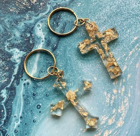 Cross Keychain, Handmade Keychains, Resin Wall Art, Wedding Crafts Diy, Custom Cross, Round Tags, Diy Resin Art, Resin Painting, Handmade Christmas Ornaments