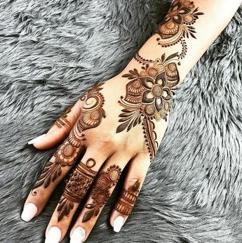 #hennaByPayal Mehndi creation Alankritaa #MehndiBoutiqueGoa #Rajumehendi #mehndibynazwa #harshitamehandiartist #srishenna #rajeevmehendiartist #kejalgudkamehndiartist #elegantmehendibangalore #ajaymehndiart Mughlai Mehndi, Simple Mehndi Designs Arabic, Full Hand Mehndi Designs Simple, Pakistani Mehndi Design, Hand Mehndi Designs Simple, Haldi Poses For Bride, Mehndi Designs Back Hand, Haldi Poses, Mehndi Designs Back