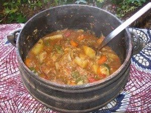 South African Country Style Guinea Fowl Potje  #Tastebudladies #SAFood Potjiekos Recipes South Africa, Potjiekos Recipes, South African Dishes, African Cooking, Cooking Competition, Dutch Oven Cooking, How To Peel Tomatoes, Guinea Fowl, Cast Iron Pot