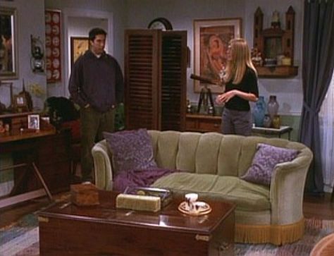 Phoebe's Apartment Friends, Phoebe Buffay Apartment, Phoebe's Apartment, Miniature Apothecary, Apothecary Table, Friends Decor, Dark Academia Bedroom, Academia Bedroom, Friends Apartment