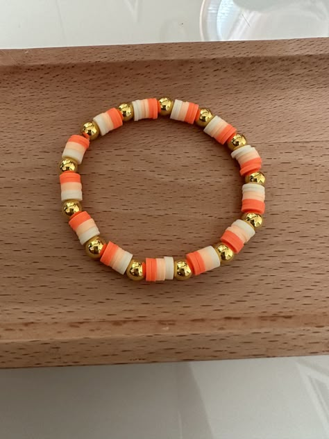 A cute sunset bracelet to let out a bright orange colour into your outfit Orange Bracelet Ideas, Orange Beaded Bracelets, Bracelets Preppy, Sunset Bracelet, Bracelets Bff, Cute Sunset, Make Clay Beads, Clay Bracelets, Clay Bead Necklace