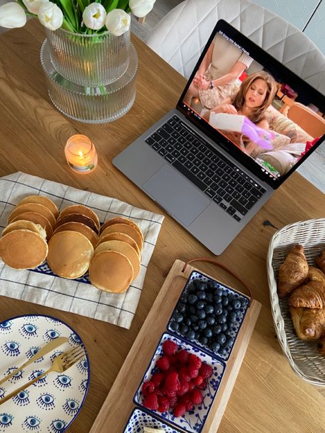 Pancakes on table while watching friends tv show on macbook Watching Friends Aesthetic, Watching Friends, The Best Pancakes, Balanced Food, Best Pancakes, Best Pancake Recipe, Morning Aesthetic, Perfect Pancakes, Fluffy Pancakes