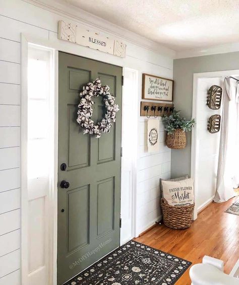 farmhouse-entryway-decorating-ideas Farmhouse Hallway, Vstupná Hala, Mudroom Storage, Farmhouse Entryway, Mud Room Storage, Hallway Designs, Hallway Design, Decor Steals, Casa Vintage