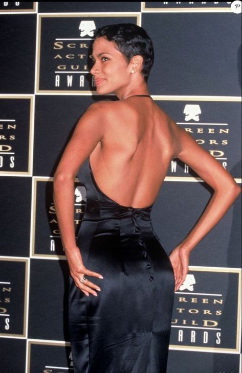 Halle Berry Young, Halle Berry Body, Halle Berry Short Hair, Halle Berry Pixie, Hally Berry, Halle Berry Style, Short Hair Images, Vintage Black Glamour, Black Hollywood