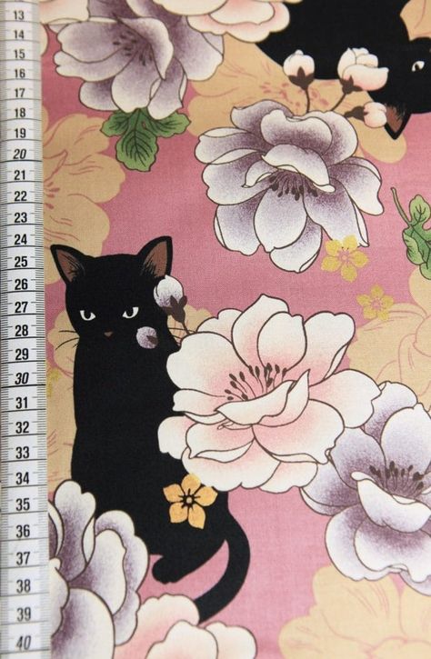 Tissu japonais motif chat noir neko et fleurs tsubaki sur fond rose.magnifique tissu japonais imprimé neko noir (chats) avec fleurs tsubaki colorée sur fond couleur rose. tissu en coton très belle qualité, confortable, possible pour toutes les créations de couture pour vêtements, kimono, patchworks, ou loisirs créatifs…tissus chats noir japonais.composition: 100% coton.largeur du tissu: environ 110cm.grammage: 145gr/m2le prix indiqué est pour 50cm. si vous prenez 1m, choisissez 2, pour 1m50 choi Neko Cat, Black Cat Art, Japanese Textiles, Maneki Neko, Japanese Fabric, Peony Flower, Cat Pattern, Textile Patterns, Cat Print