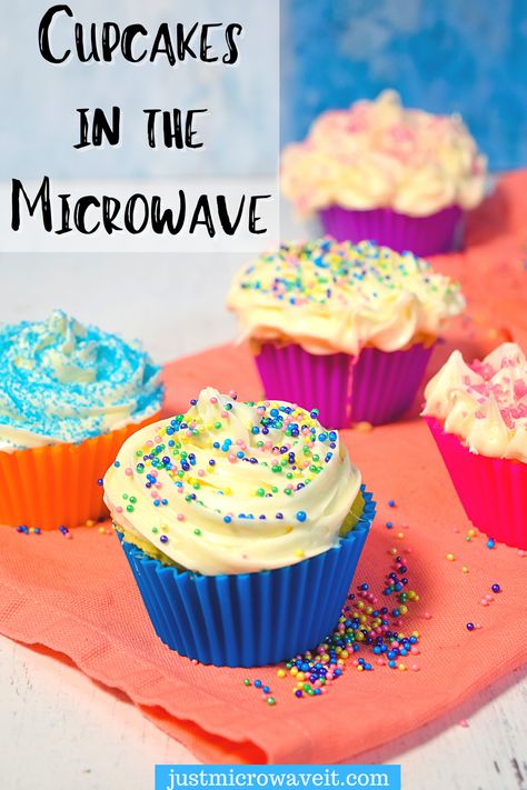 Make cupcakes in the microwave in just minutes with this easy peasy method. #cupcakes #justmicrowaveit #microwaverecipes #cupcakerecipes Microwave Cupcake, Mug Dessert Recipes, Mug Cupcake, Silos Baking Co, Microwave Recipe, Microwave Dessert, Make Cupcakes, Microwave Baking, Cake Mix Desserts