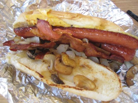 Five Guys Hot Dog  - as good as their burgers! Five Guys Burgers, Five Guy Burgers, Burgers And Fries, Hot Dog Recipes, Bean Stew, Burger And Fries, Five Guys, Dinner Meals, People Eating