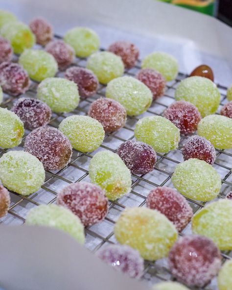 Frosted Frozen Grapes Take Any Party To The Next Level - Go Epicurista Frozen Grape Recipes, Frozen Grapes Recipe Healthy Snacks, Snow Grapes Recipes, Candied Frozen Grapes, Boozy Frozen Grapes, Frozen Sugared Grapes, Desserts Using Grapes, Frozen Grapes With Alcohol, Vodka Grapes Frozen