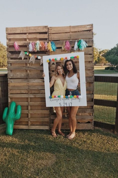 Birthday Photowall, Photowall Ideas Party, Girl Graduation Party Ideas, Family Graduation Party, Malle Party, Graduation Photo Displays, College Graduation Party Ideas, College Graduation Party Decorations, Girl Graduation Party