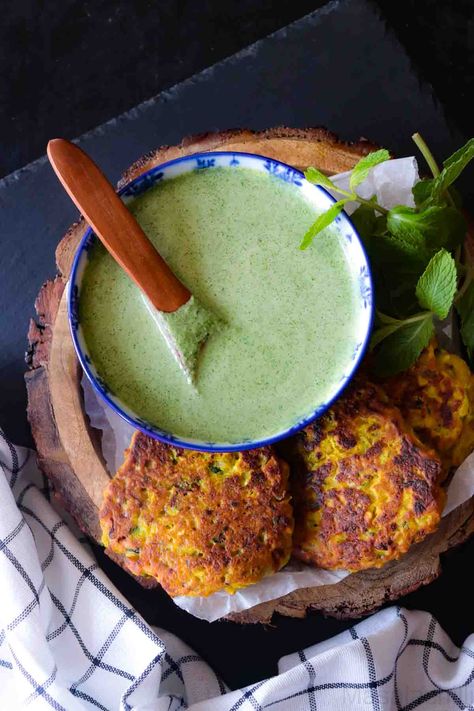 Indian Mint Sauce, Yogurt Sauce Recipe, Mint Yogurt Sauce, Yoghurt Recipe, Mint Yogurt, Mint Sauce, Recipe Indian, Yogurt Dip, Zucchini Fritters