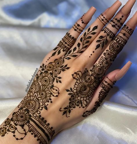 𝐚𝐥𝐢𝐬𝐡𝐛𝐚’s 𝐡𝐞𝐧𝐧𝐚 on Instagram: “Inspo : @hennailss #hennatattoo #henna #hennaart #hennaartist #hennadesign #hennadesigns #mehndi #hennalove #hennainspire #hennawedding…” Henna Tattoo Design, Henna Designs Back, Cute Henna Designs, Tattoos Henna, Arabic Henna Designs, Henna Inspired Tattoos, Cute Henna, Henna Hand, Henna Tattoo Hand