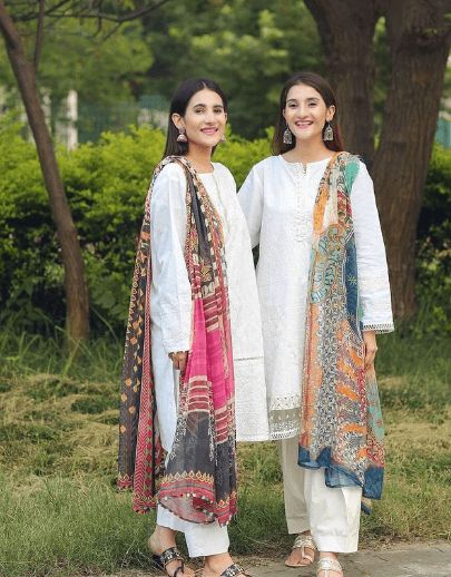 Plain Kurta Outfits - 22 Ways to Wear Plain Kurtas for Women Trendy Abaya Designs, Kurti Design Ideas, Dress Ideas Summer, Trendy Abaya, Plain Kurta, Combination Dresses, Stylish Short Dresses, Pakistani Fancy Dresses, Pakistani Dresses Casual