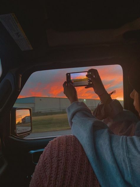 sunset car rides> #sunset #car #vibes #pretty #phone #picture #jeep #sky Car Sunset Pictures, Mahsa Core Vibe, Long Car Ride Aesthetic, Long Car Rides Aesthetic, Car Rides With Friends, Car Vibes Aesthetic, Road Trip Essentials For Teens, Aesthetic Car Ride, Sunset Car Ride