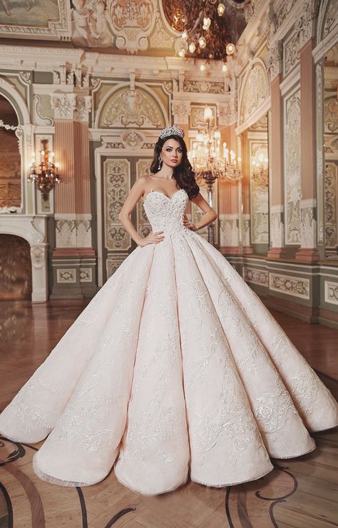 15 Magnificent Statement Ball Gowns For Fashion Conscious Brides! Light Pink Wedding Dress, Queen Wedding Dress, Royal Wedding Gowns, Light Pink Wedding, Dress Champagne, Pink Wedding Dress, Wedding Dresses 2018, Pink Wedding Dresses, Applique Wedding Dress