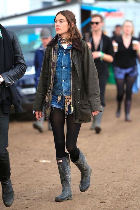 Alexa Chung Style Winter, Alexa Chung Festival, Barbour Jacket Outfit, Barbour Jacket Women, Alexa Chung Style, Victoria Secret Outfits, Barbour Jacket, Kendall Jenner Outfits, Tokyo Fashion