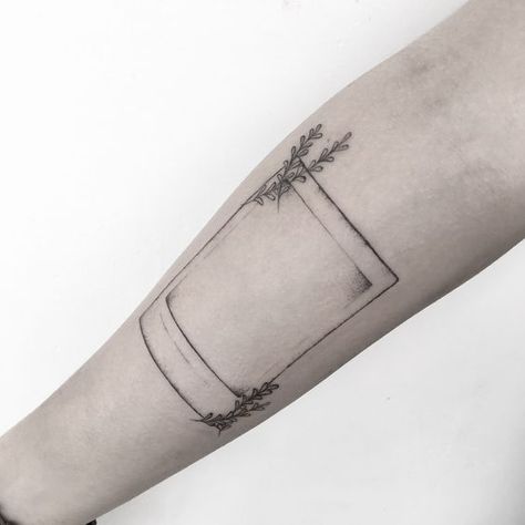 Polaroid Pic Tattoo, Polaroid Outline Tattoo, Polaroid Tattoo Minimalist, Polaroid Pictures Tattoo, Polaroid Frame Tattoo, Polaroid Tattoo Sleeve, Polaroid Photo Tattoo, Poloroid Tattoo Idea, Outline Of Picture Tattoo