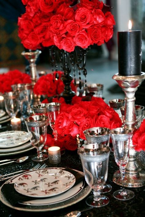 Spooky But Elegant Halloween Wedding Table Settings Thanksgiving Table Settings Centerpieces, Scary Halloween Food, Family Photo Outfits Winter, Kids Halloween Food, Pirate Wedding, Halloween Wedding Ideas, Winter Wedding Centerpieces, Thanksgiving Dinner Table, Skull Wedding